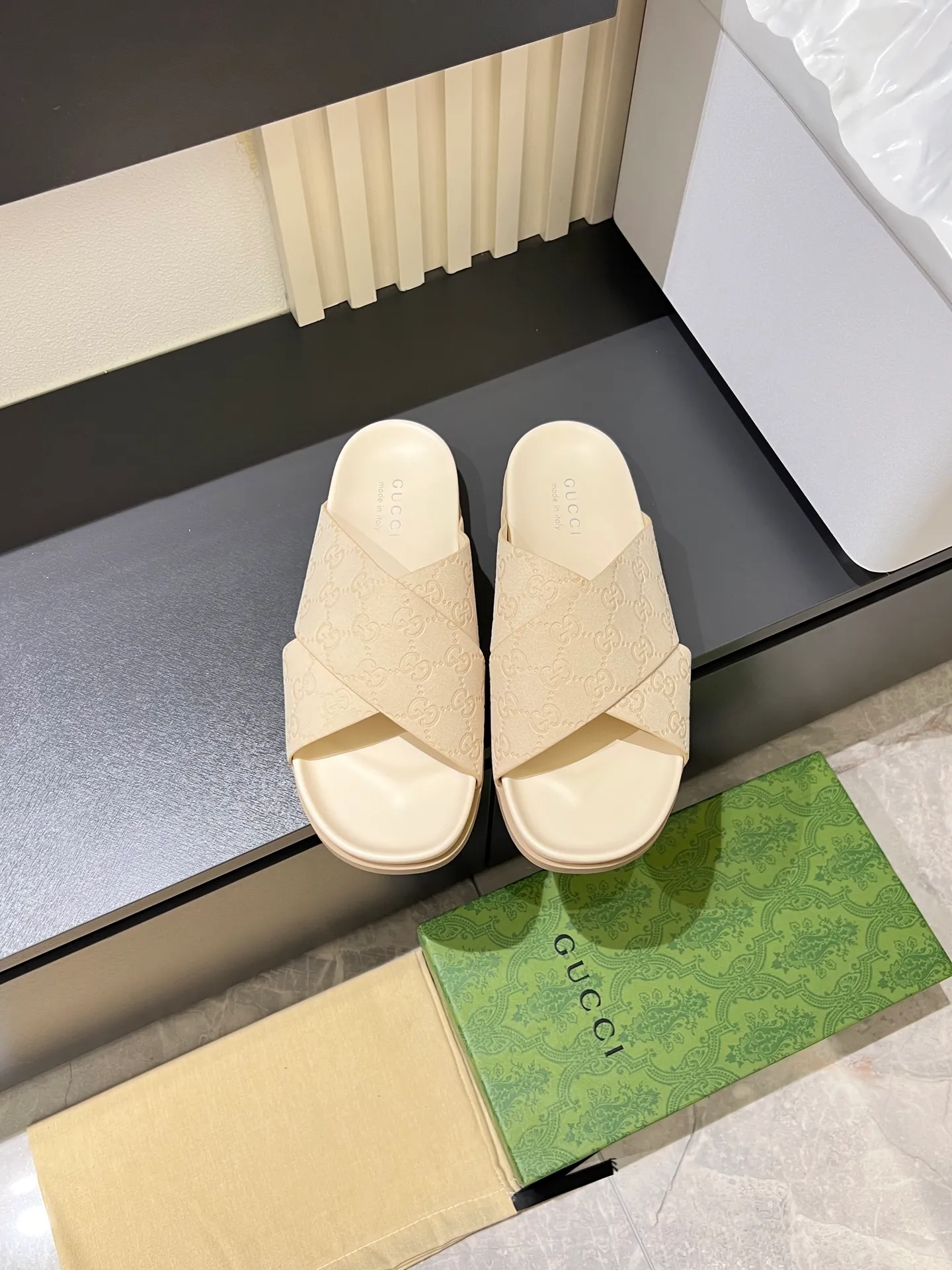 Men's Men's Shoes 💰p320 "GUCC＊" These slippers are made of GG polyester and feature a Gucci label on the front, adding a bold logo feel to the style. "Gucci Made in Italy" stamped label Rubber sole. Size 38-44